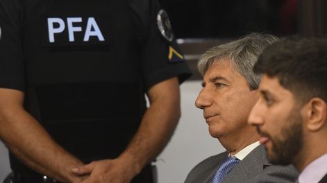 El exjuez federal Walter Bento escucha a la jueza Gretel Diamante leer su condena a 18 años de prisión.&nbsp;