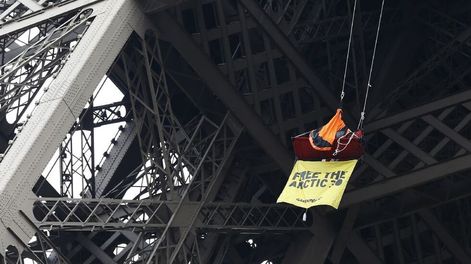 Activista de Greenpeace escaló la torre Eiffel para pedir que liberen a los detenidos en Rusia