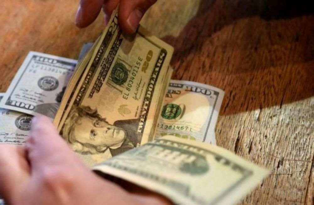 El dólar inició el año en $89,25 para la venta, y a la fecha, en el Banco Nación se vende en $100,25. El avance del 12%, es muy inferior al IPC proyectado durante el mismo periodo (24,6%).