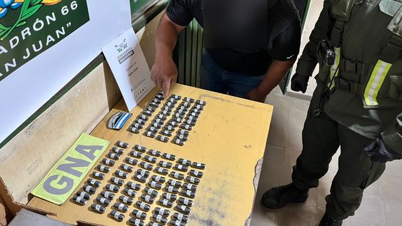 Las 100 cápsulas de cocaína decomisada. Gentileza Gendarmería&nbsp;