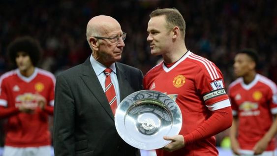 Wayne Rooney y Sir Bobby Charlton, glorias del Manchester United. / Gentileza.
