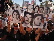 Organismos de derechos humanos realizarán hoy la marcha en Plaza de Mayo para conmemorar un nuevo aniversario del Golpe de Estado de 1976, que en esta oportunidad tendrá una simbología especial por cumplirse 50 años. En ese marco se realizarán movilizaciones en las ciudades más importantes del país por el Día de la Memoria, Verdad y Justicia, mientras que la principal convocatoria, como siempre, será en la histórica plaza frente a la Casa Rosada. Organismos de derechos humanos realizarán hoy la marcha en Plaza de Mayo para conmemorar un nuevo aniversario del Golpe de Estado de 1976, que en esta oportunidad tendrá una simbología especial por cumplirse 50 años. En ese marco se realizarán movilizaciones en las ciudades más importantes del país por el Día de la Memoria, Verdad y Justicia, mientras que la principal convocatoria, como siempre, será en la histórica plaza frente a la Casa Rosada.