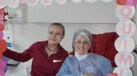 Los Andes | Ana junto a Estela, su maestra hospitalaria durante su estadía en el Notti, tras haber recibido la última quimio. Estos educadores trabajan en las salas al pie de la cama. | Foto: gentileza