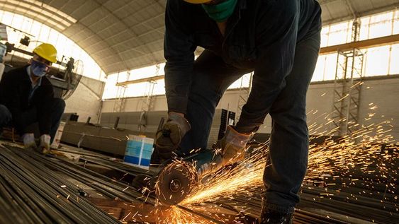 El 40% de las empresas argentinas revisan trimestralmente los salarios de sus colaboradores. Foto: Ignacio Blanco / Los Andes
