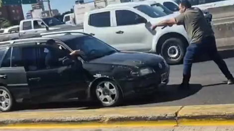 Un policía federal discutió con un conductor y lo amenazó con un arma en plena autopista