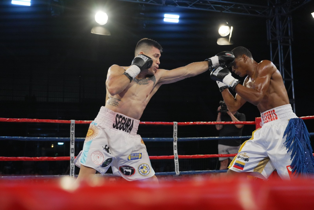El Profe supo definir en el momento adecuado, una muy complicado duelo frente venezolano Algerbis “Zurdo” González, a quien noqueó en 5 rounds y se alzó con el título Sudamericano súperligero.