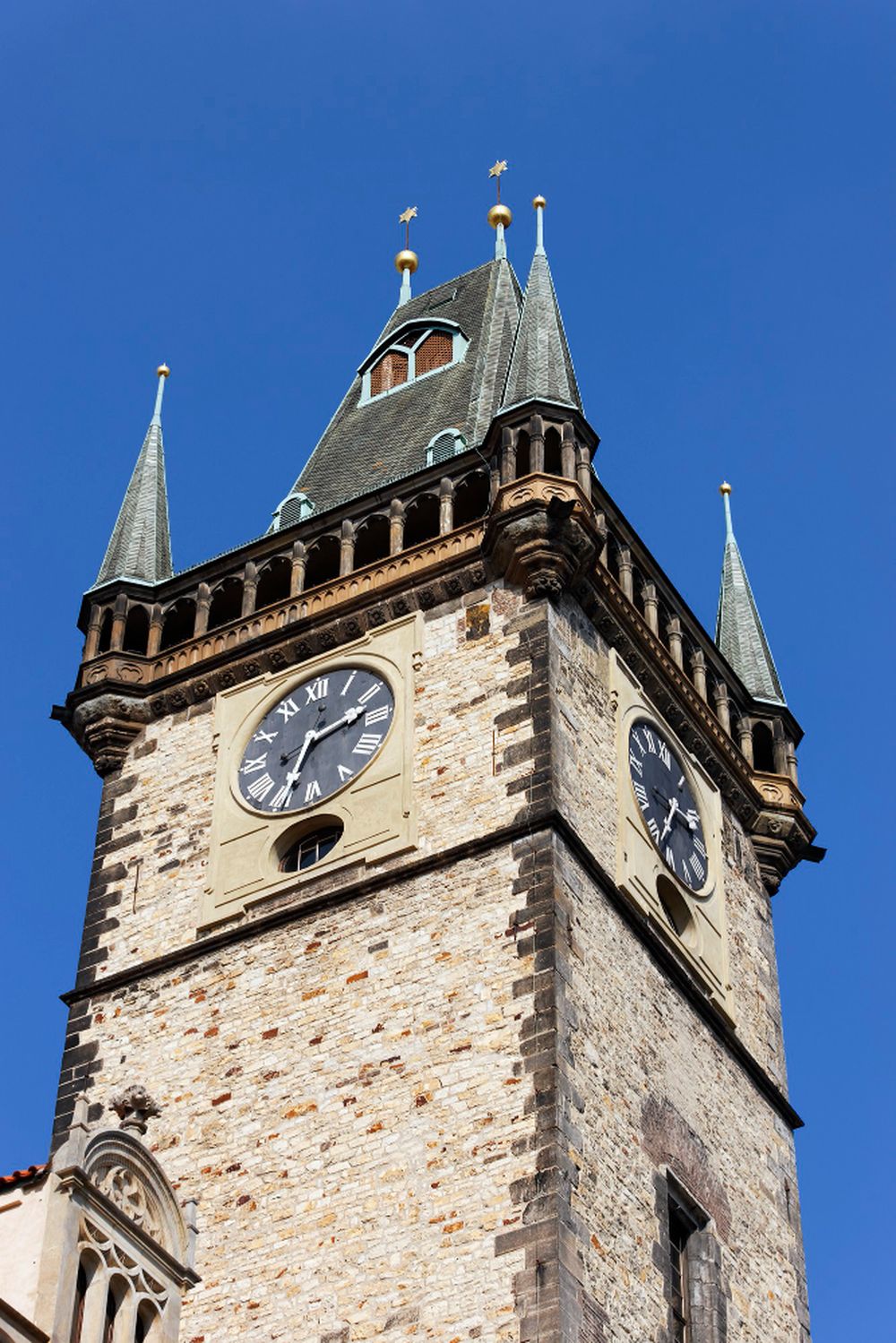 Torre con relojes. Foto: Freepik.