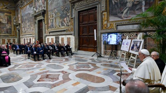 El papa Francisco presidió una ceremonia por el 40 aniversario del Tratado de Paz y Amistad entre Argentina y Chile por la disputa del canal de Beagle, donde deseó que el Tratado, que puso fin, gracias a la mediación vaticana, a un conflicto territorial hace 40 años, sea un modelo a imitar ante los actuales conflictos. EFE