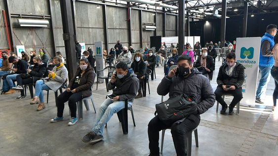 Continúa la vacunación para adultos mayores de 60 años que ya tienen la primera dosis de Sputnik V y desean completar su esquema. Foto: Orlando Pelichotti / Los Andes