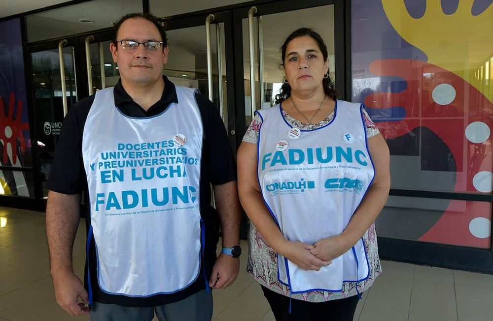 Comenzó el  paro en las escuelas, facultades y unidades académicas de la  Universidad Nacional de Cuyo anunciado por  Fadiunc  y hasta el sábado 1 de abril).Plenario de Fadiun en el RectoradoEmiliano Diez secretario general de Fadiunc  y Yamile Nazrala secretario adjuntaFoto : Orlando Pelichotti