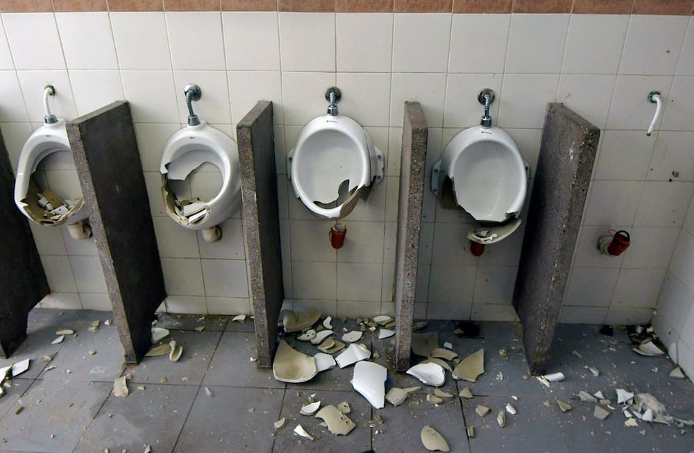 Unos 500 hinchas se enfrentaron con la Policía de Mendoza y rompieron canteros, inodoros, puertas y mingitorios de baños, del estadio Malvinas ArgentinasFoto: Orlando Pelichotti