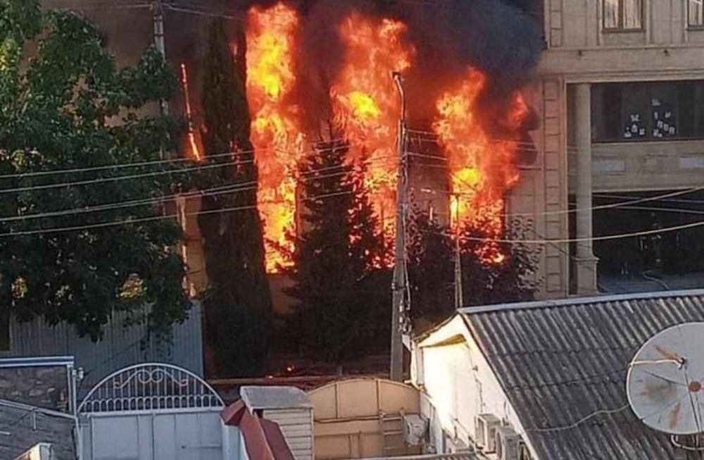 Terroristas islamistas prendieron fuego una sinagoga en la ciudad de Derbent, asesinaron a un policía y atacaron, simultáneamente, una iglesia ortodoxa donde el sacerdote, de 66 años, junto a varios policías, resultaron también muertos.