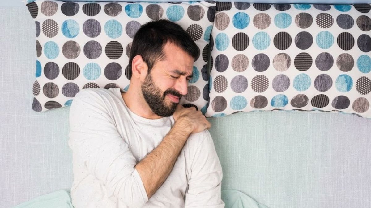 Dormir de costado genera dolor de hombros y un tru