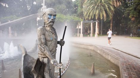 Los Andes | Vandalizaron obra realizada por el escultor Orlando Leytes, en homenaje a Dante Alighieri y su libro La Divina Comedia, a menos de dos meses de inaugurada en la Plaza Italia.
