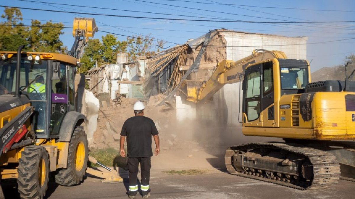 Por seguridad, demolieron una vivienda usurpada en Guaymallén y recuperaron otra en Godoy Cruz