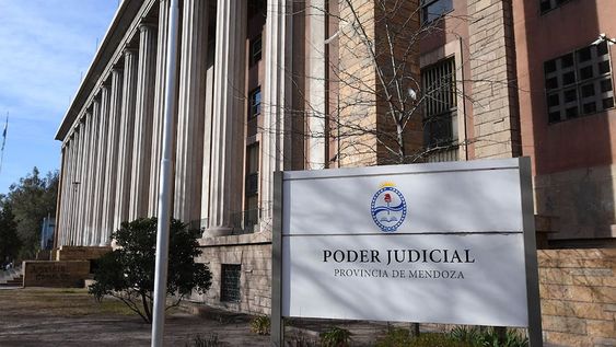 Un grupo de abogados enojados con la Justicia y con el Colegio, convocan a manifestarse en la fachada del edificio del Poder Judicial, sobre calle Patricias Mendocinas.