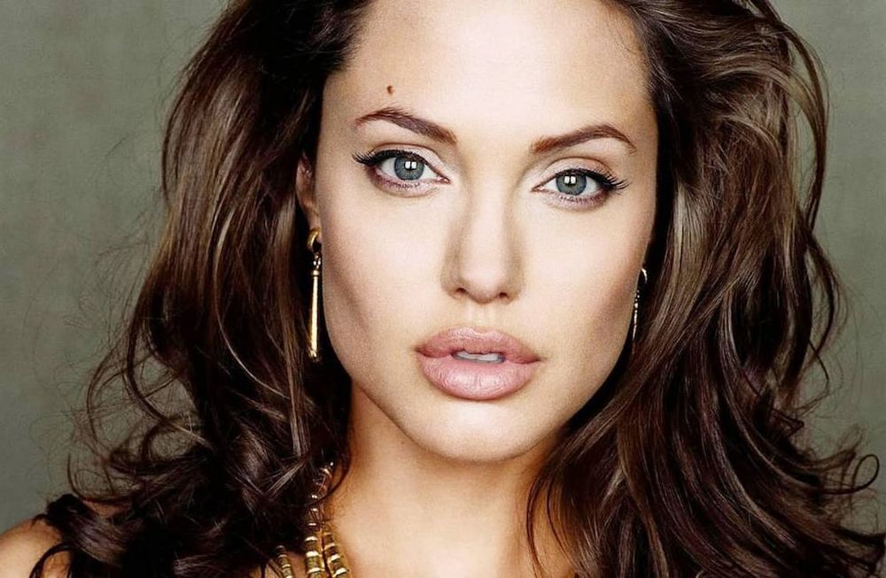 Aparecieron fotos de Angelina Jolie a los 19 y en topless