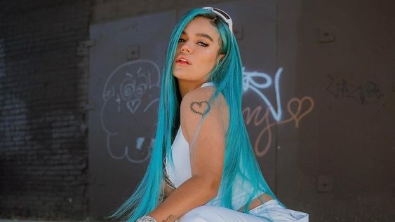 Karol G le puso color al otoño argentino con una bikini diminuta fluorescente