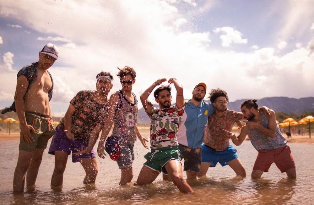 Gauchito Club lanza un compilado en vivo de su presentación en la playita de Luján