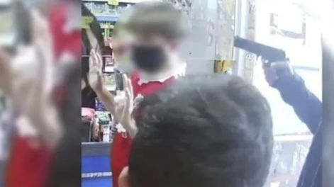El Ladrón disparó a centímetros de un niño para hacerse con el botín.