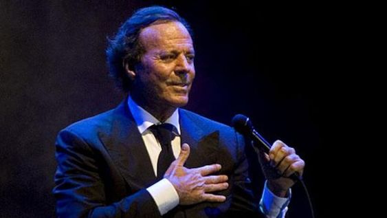 Julio Iglesias se encaminaba a ser un arquero estrella en el Real Madrid, pero la noche en que festejaba su cumpleaños 20 sufrió un accidente que lo retiró del fútbol. Y así comenzó su carrera artística. (AP)
