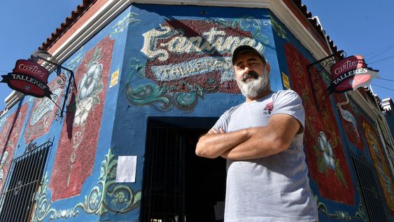 El hoy ex concesionario de la Cantina de Andes Talleres, Horacio Clerici, entre la nostalgia y la tristeza por el cierre. Desde el club aumentaron 120% el alquiler mensual del espacio. Foto: Orlando Pelichotti/ Los Andes