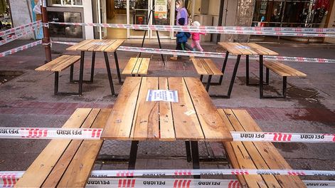 Una sandwichería de la Avenida San Martín, con sus mesas bloqueadas. Foto: Ignacio Blanco / Los Andes