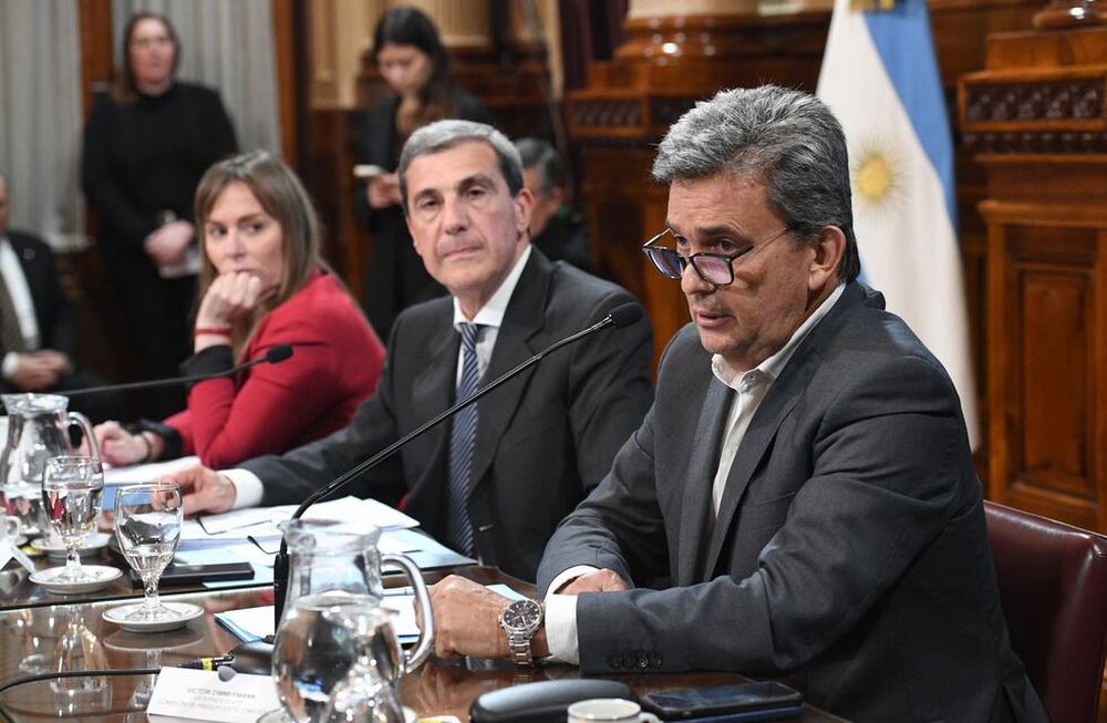 De izquierda a derecha, los senadores Juliana Di Tullio, Ricardo Guerra y Víctor Zimmermann, en la Comisión de Presupuesto y Hacienda (Foto: Comunicación Senado)