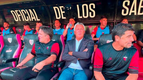Néstor Gorosito, debutando en el banco de suplentes de Colón. (ESPN)