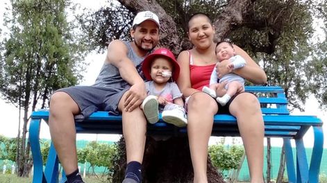 Almita junto a sus padres y la beba Sofía, su hermanita menor.