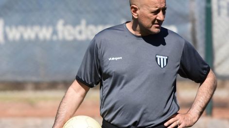 El ex técnico de Gimnasia, Marcelo Fuentes fue despedido por agredir a un periodista