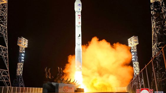 Se lanza un cohete que transporta un satélite espía Malligyong-1, como afirma el gobierno de Corea del Norte, en una ubicación indicada como Provincia de Gyeongsang del Norte, Corea del Norte, en esta imagen obtenida el 21 de noviembre de 2023.  KCNA