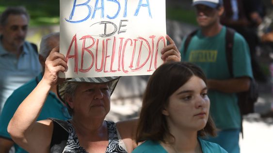 Jubilados marchan en Mendoza con apoyo de estudiantes y sindicatos. Foto: Ramiro Gomez.&nbsp;