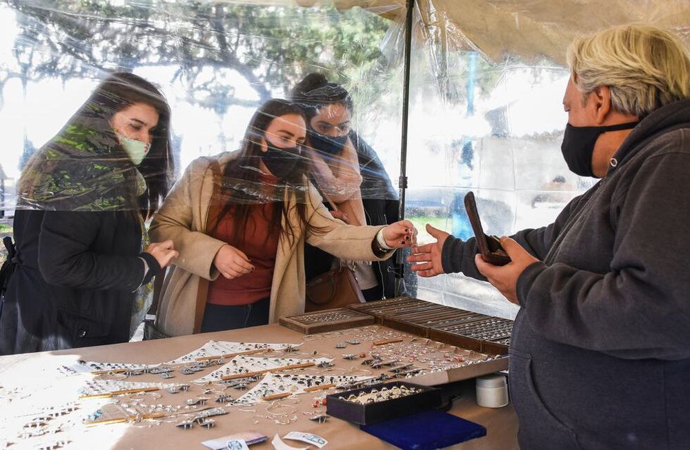 Quienes venden sus artesanías debieron adaptarse al cierre del paseo y rebuscársela con otros trabajos para vivir. Foto: Mariana Villa / Los Andes