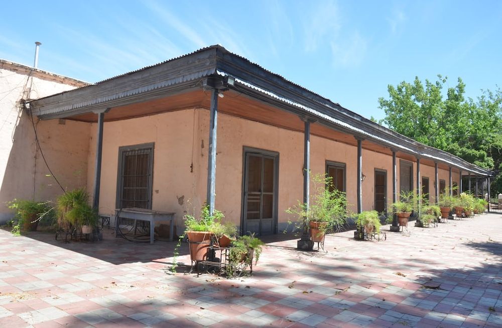 Es una de las bodegas más antigua de Mendoza y, por la cepa estrella, está ligada a la renovación vitivinícola en el país. Por sus galerías desfilaron personajes importantes y se tejieron historias y leyendas.  / PRENSA MUNICIPALIDAD DE LAS HERAS