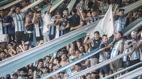 Los Andes | Más de 20 hinchas de Racing Club se esperan en Paraguay. Impresionante. / Gentileza.