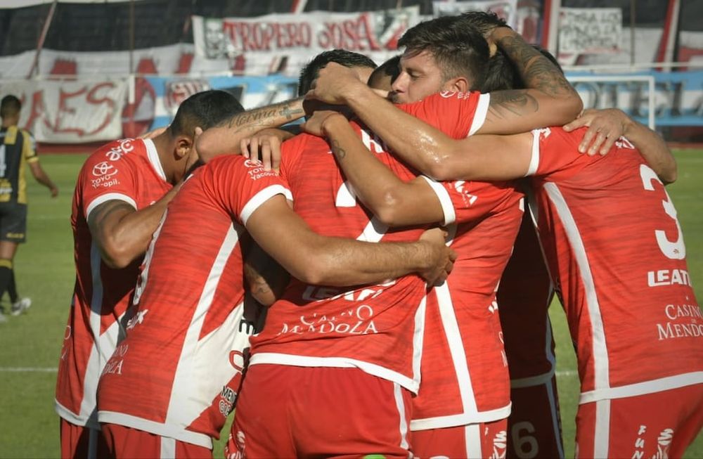 El Cruzado goleó a Deportivo Madryn. / Orlando Pelichotti