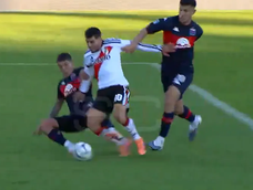 La infracción de Nahuel Banegas sobre Ángel Correa dentro del área que Andrés Gariano no sancionó como penal.