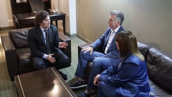 Javier Milei recibió en su búnker a Mauricio Macri y a Patricia Bullrich.