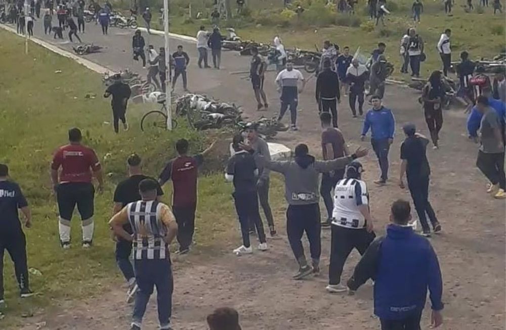 Los hinchas de Talleres protagonizaron incidentes en la ruta en su camino a Resistencia. (captura de video)