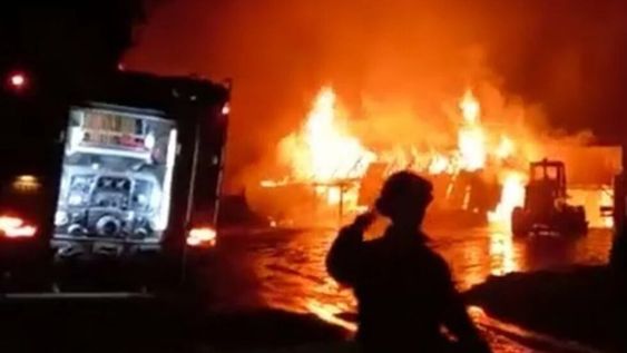 Los incendios destruyeron dos dependencias oficiales. Foto: Captura de video.