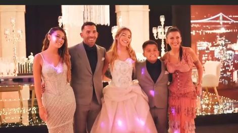 La innovadora fiesta de 15 de la hija de Carlos Tévez con un avión, duty free y show de Damas Gratis