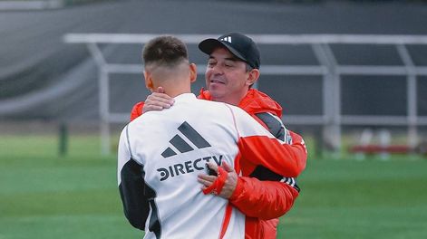 Los Andes | El abrazo entre Gallardo y Echeverri, que seguirá siendo titular (River)