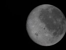 Una nueva fotografía muestra la cara visible de la Luna a la derecha (la que vemos desde la Tierra, identificable por sus manchas oscuras) y su cara oculta a la izquierda. La tripulación de Artemis II es la primera en observar la cara oculta con ojos humanos.