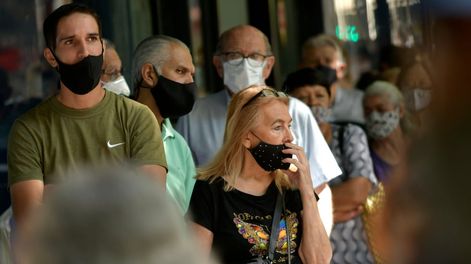 Tres grupos de beneficiarios cobran esta semana sus salarios o asignaciones con aumentos del 12,11%. Foto: Orlando Pelichotti / Los Andes