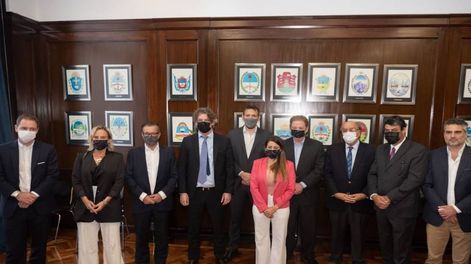 Representantes de bancos públicos y privados junto a funcionarios en el ministerio de Desarrollo Productivo.