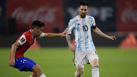 Lionel Messi controla ante la marca de un defensor chileno en el partido de Eliminatorias disputado en Santiago del Estero. (AP)