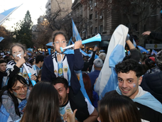La victoria de la Selección transformó el centro mendocino en una gran fiesta popular. Entre bombos, trompetas y camisetas albicelestes, mendocinos y turistas contaron cómo vivieron un partido que volvió a hacer sufrir y soñar a todo un pueblo.