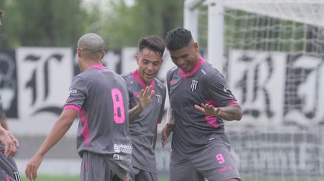 Santi González festeja con Ramón Lentini el primer gol del Lobo ante Agropecuario. / Gentileza: Delfo Rodríguez.