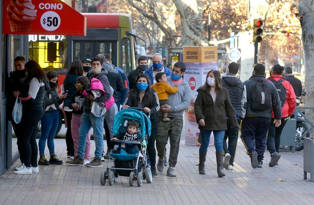 Con el crecimiento y la aceleración de  los contagios de Covid-19 se multiplican las dudas de los mendocinos, que pueden hallar respuestas en la línea gratuita. Foto Nicolás Ríos / Los Andes.